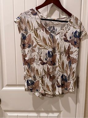 C&C California White Floral & Leaf V-Neck Short Sleeve Top large